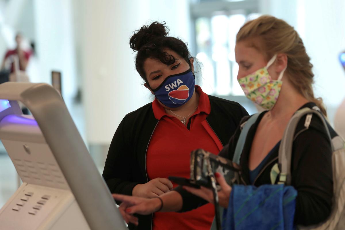 U.S. airline companies threaten to ban travelers who refuse to use masks