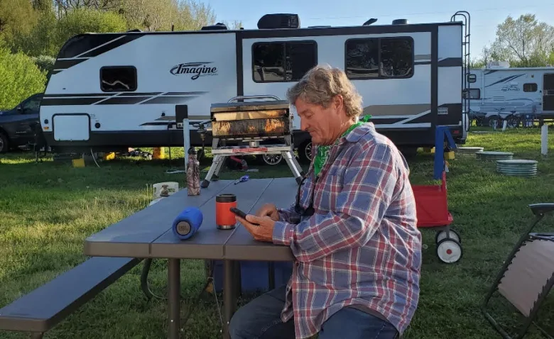 Canadian-American couple say they were forced apart at the border because they live in an RV | CBC News