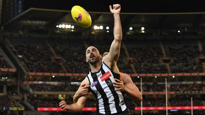 Collingwood players Steele Sidebottom and Lynden Dunn under investigation over COVID-19 protocol breach