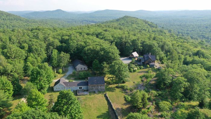 Ghislaine Maxwell was hiding out in a secluded $US1 million hilltop home. Then the FBI came knocking