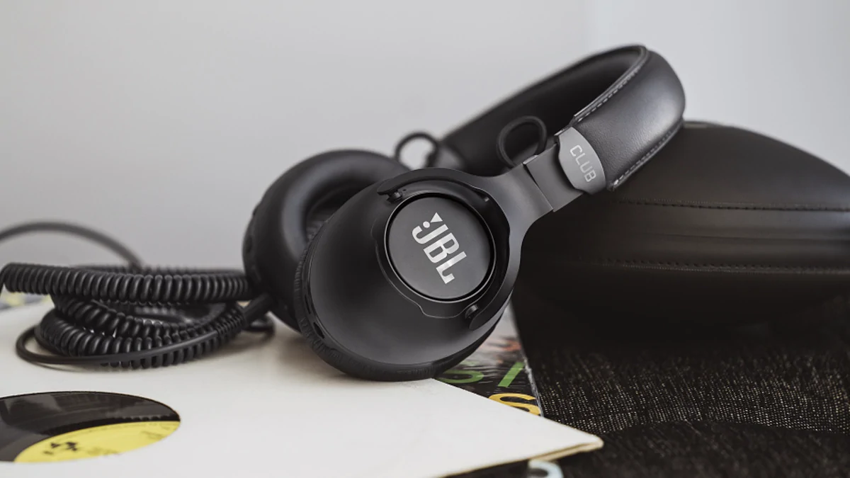 JBL Club Wireless Headphones With Active Noise Cancellation, Voice Assistant Support Released in India, P.