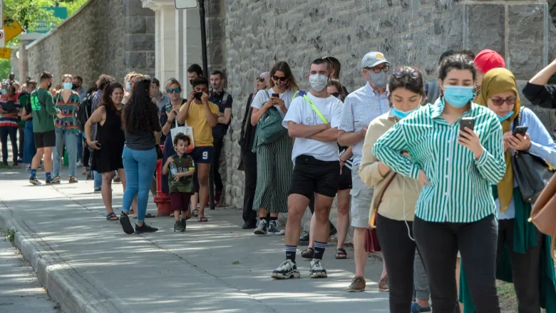 Montreal calls for more testing capacity as thousands of bar-goers line up to see if they’re infected | CBC News