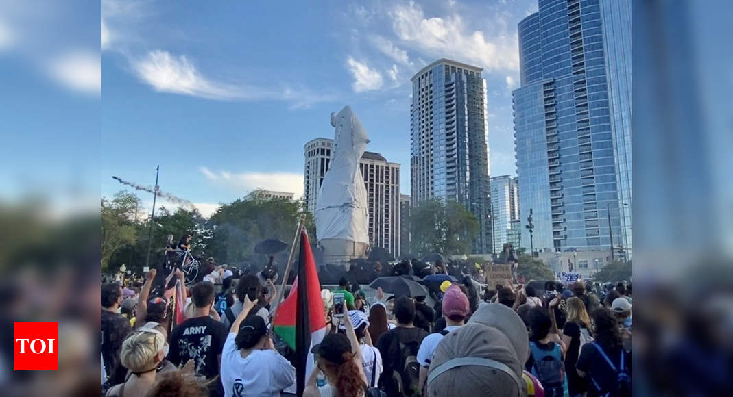 Chicago authorities, protesters clash during bid to fall statue