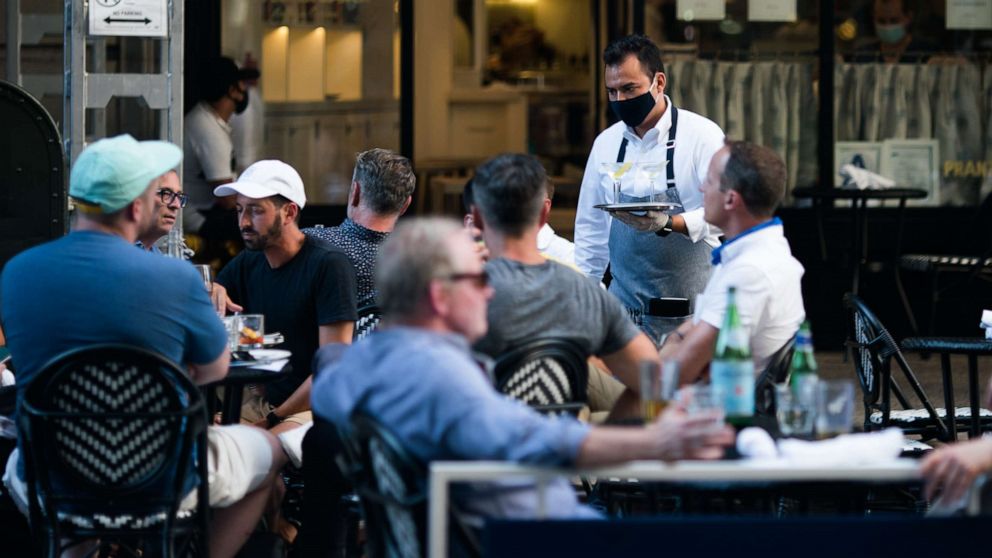 How safe is outside dining amidst the coronavirus pandemic, according to specialists