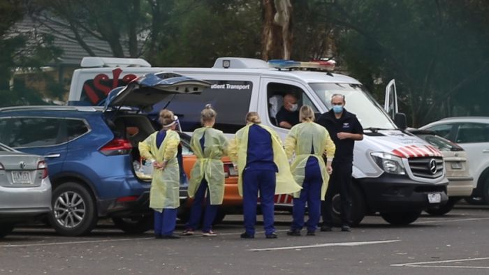 Victorian coronavirus cases rise by 627 as eight more people die, lockdown could be extended