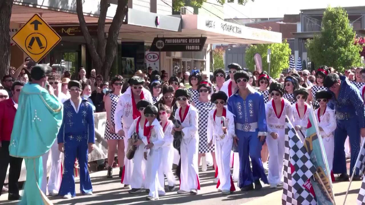 Peep: Thousands celebrate Elvis in Australian parade – WANE