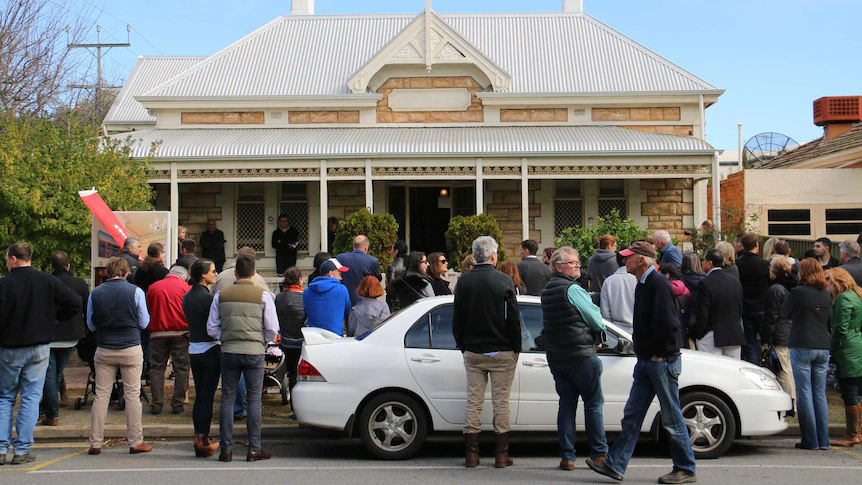 Australia’s overheated property market has change unswerving into a target for hackers — and in addition they’re scamming millions – ABC Recordsdata