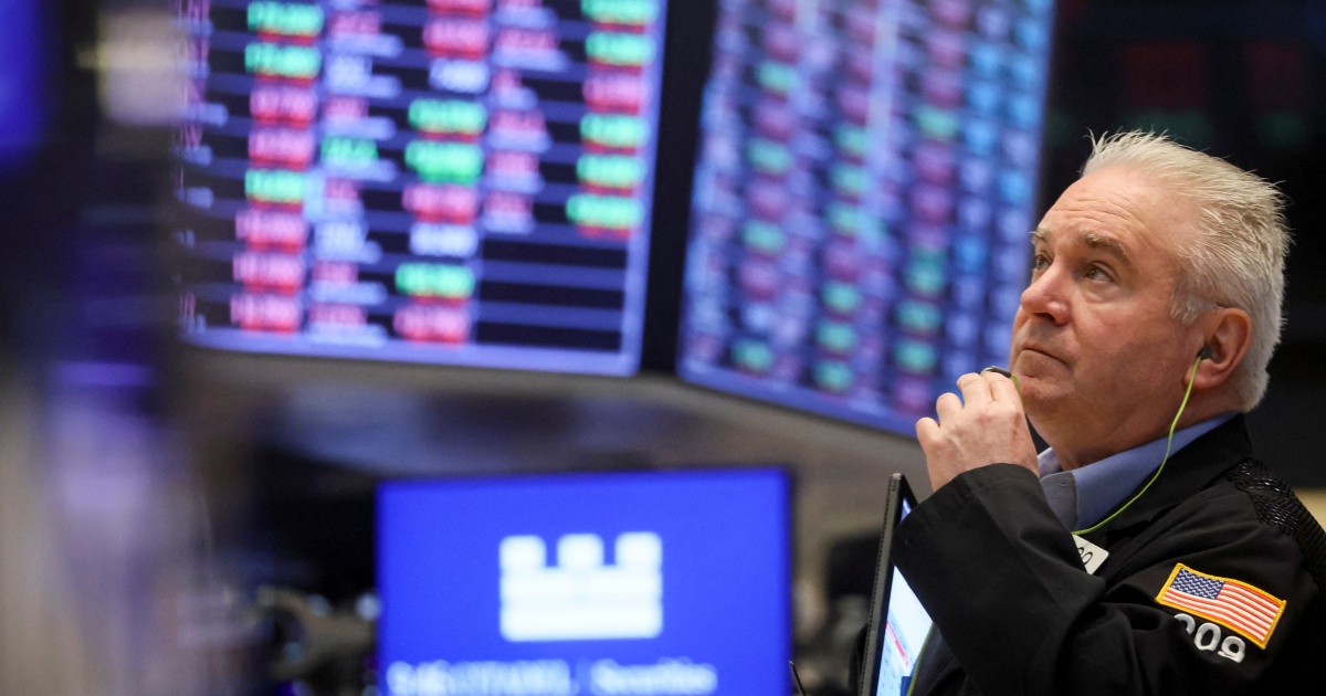US stocks tumble as Fed quagmire grips shoppers