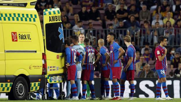 Barcelona’s Ronald Araujo taken to effectively being facility with concussion after clash of heads