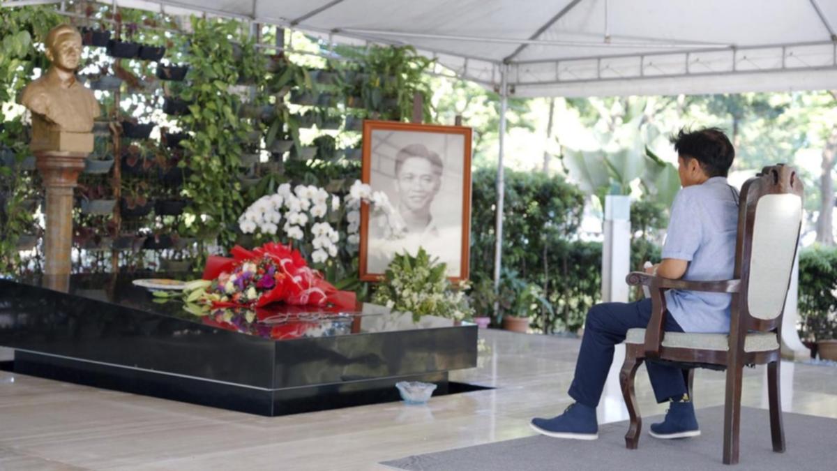 Marcos visits father’s grave after purchase