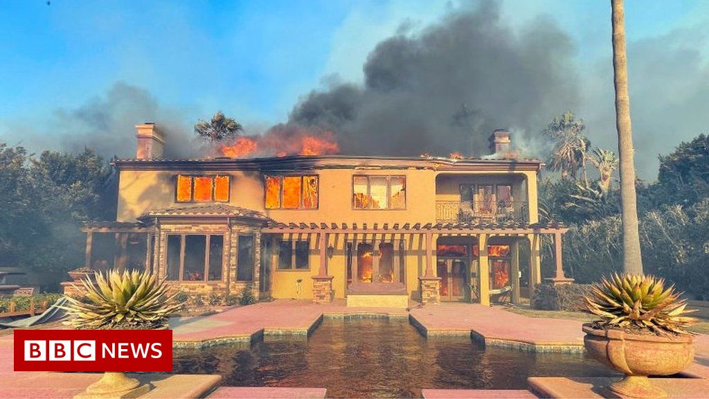 Coastal fire: California mansions burn as wildfires unfold