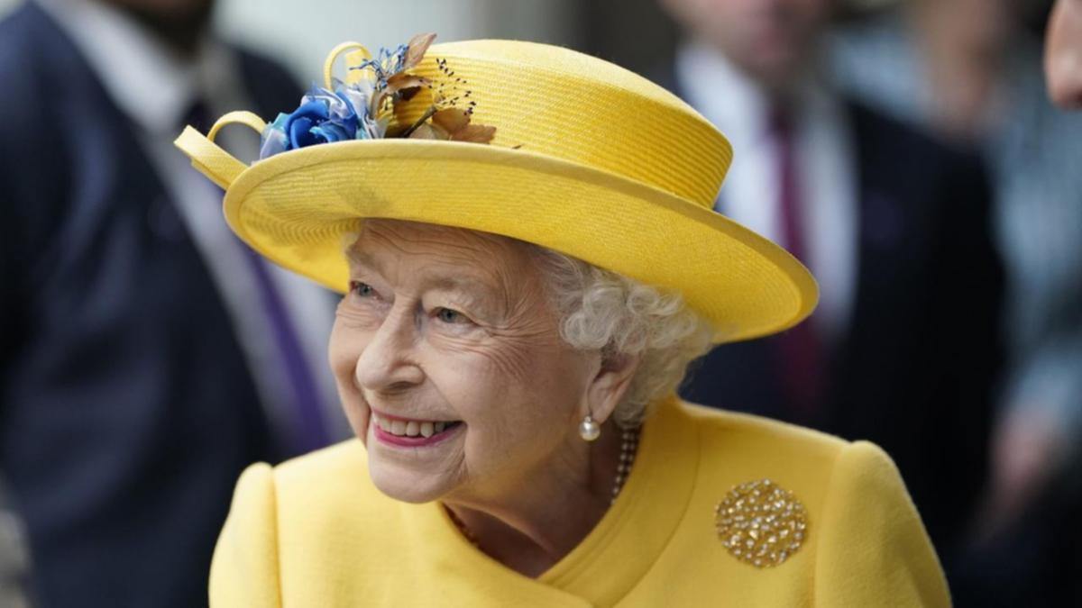 Queen unveils ‘Elizabeth line’ Tube plaque