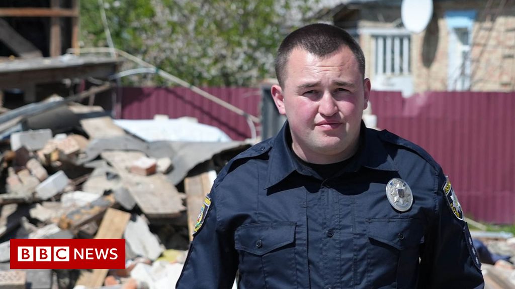 Ukraine: The police officer who lost his family in a single Russian strike