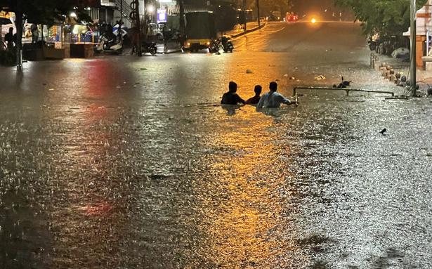 Torrential rain lashes Bengaluru; low-mendacity areas inundated