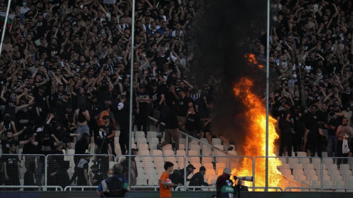 Followers fight police at Greek cup closing