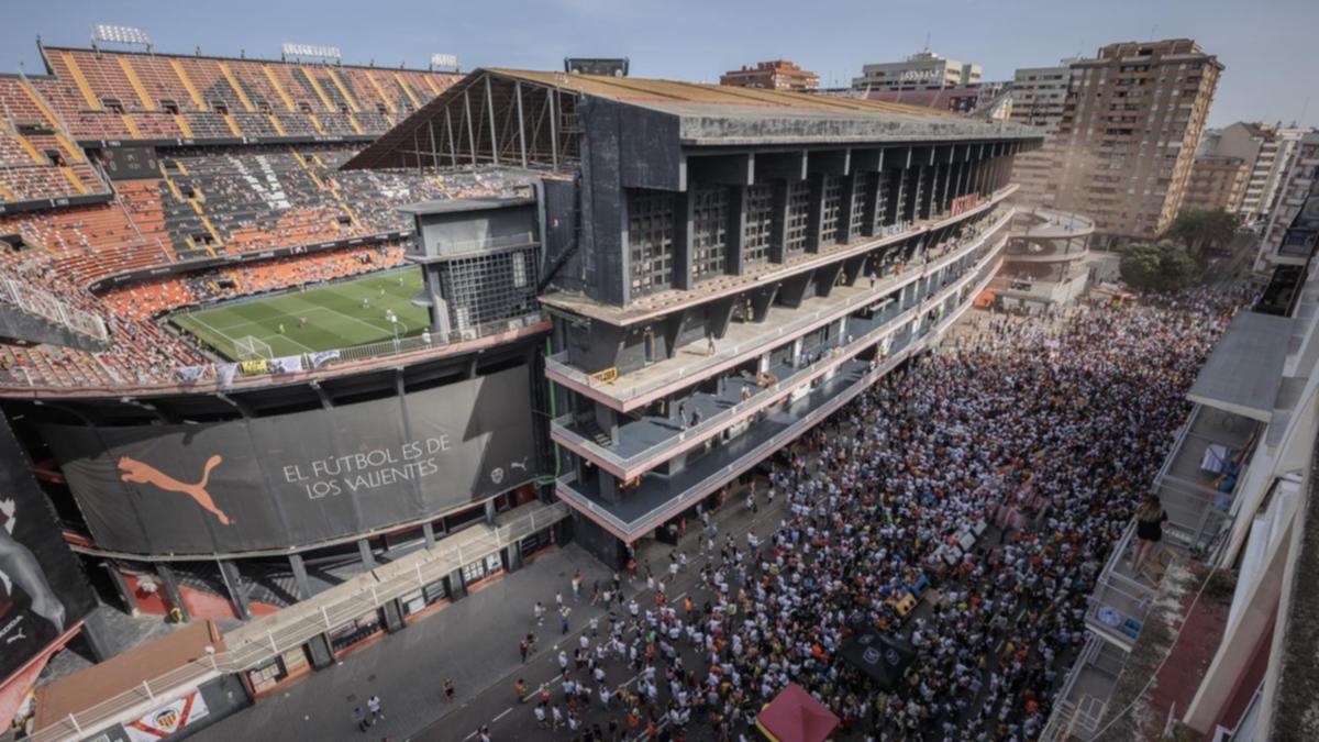 Valencia fans scream against proprietor Lim