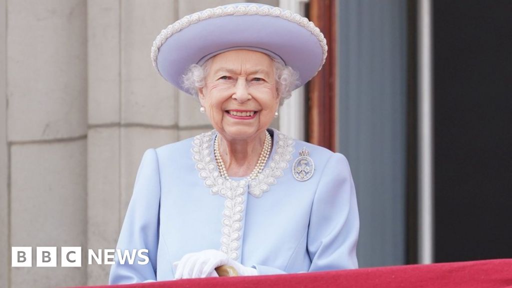 Platinum Jubilee: Crowds cheer Queen at palace as Jubilee begins