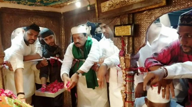 Congress leaders provide prayer at Dargah Yousufain in Hyderabad for Sonia Gandhi’s health