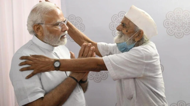 PM Modi meets his outdated college trainer in Gujarat’s Navsari