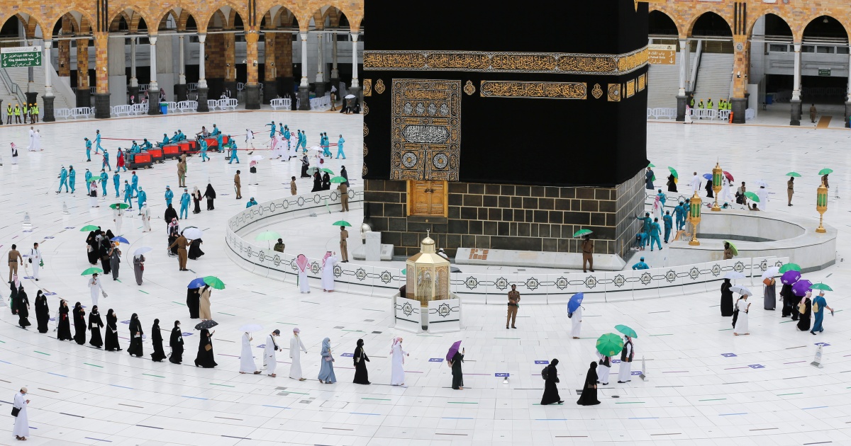 Saudi Arabia eases cloak mandate as first Hajj pilgrims come