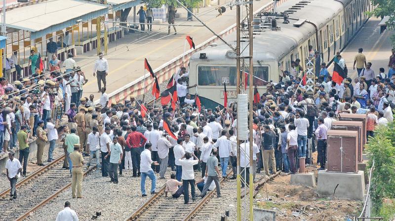 600 trains suffering from Bharat Bandh