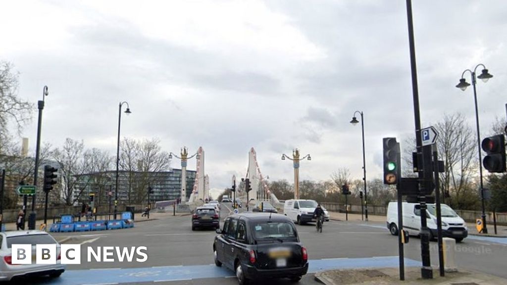 Chelsea Bridge: Man who died after Taser used to be holding firelighter