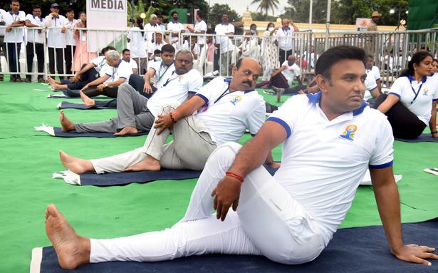 CM ignores knee agonize to withhold with physically-fit PM at yoga day tournament