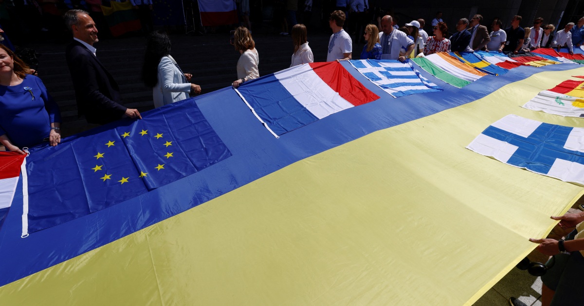 ‘An staunch day for Europe’: EU grants Ukraine candidate negate