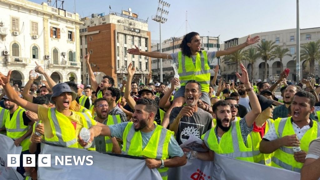 Libya protesters storm parliament constructing