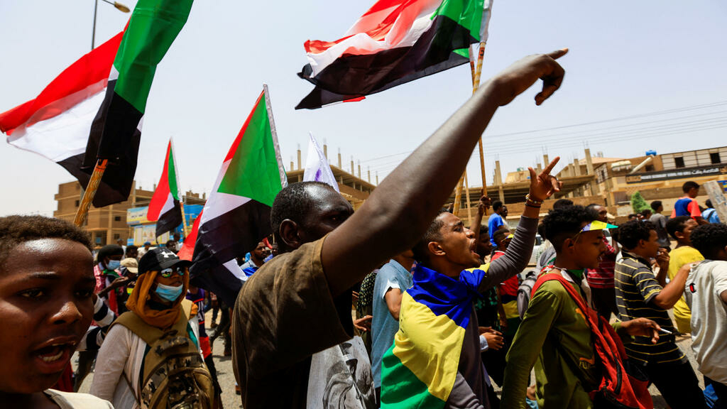 ‘We is no longer going to compromise’: An entire bunch in Sudan proceed protests against protection force rule