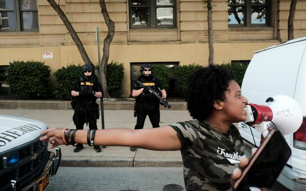 Video shows Akron police execute Dim man in hail of gunfire