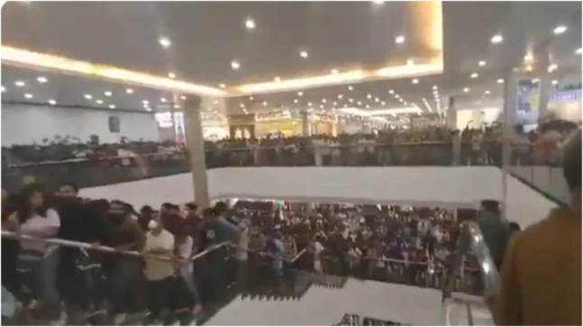 Thousands of purchasers flood Kerala’s Lulu mall retail outlets for center of the night sale. Peruse videos