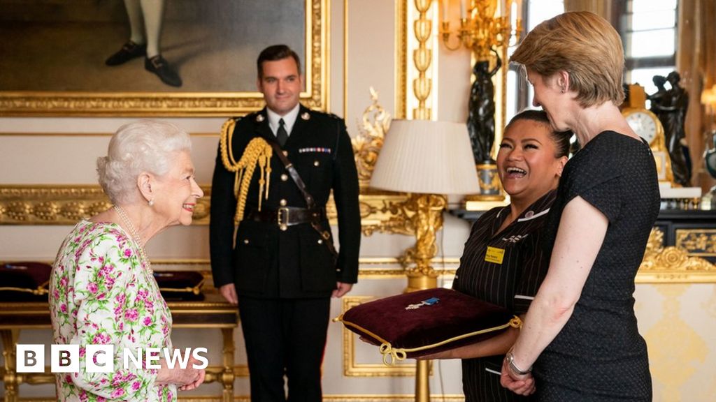 Queen awards NHS with George Corrupt medal