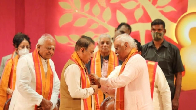 RSS chief Mohan Bhagwat items honorary doctorate to Sunil Gavaskar at Bengaluru varsity