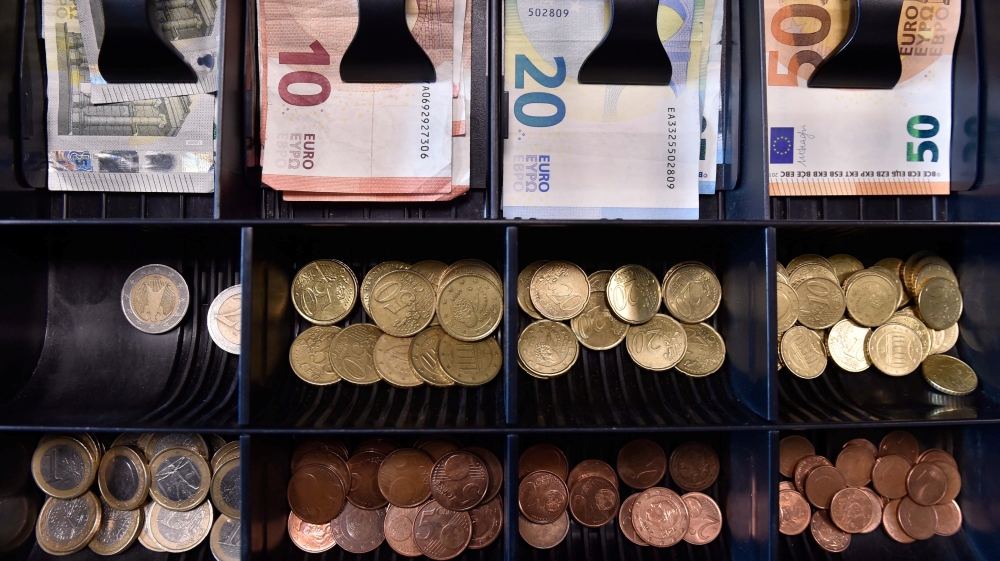 Euro drops under $1 for first time since 2002