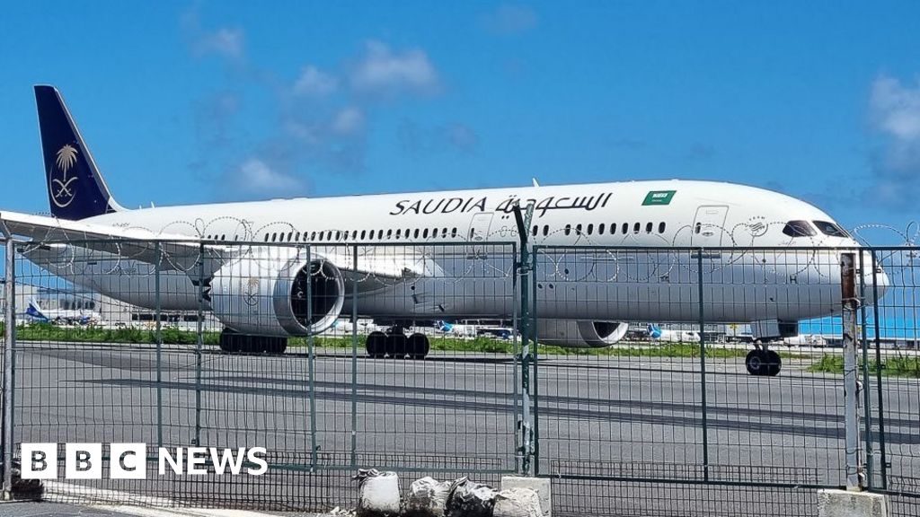 Sri Lanka: President Rajapaksa leaves Maldives for Singapore