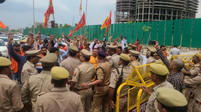 Hindu Mahasabha activists philosophize outside Lulu Mall in Lucknow, arrested