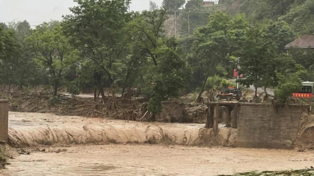 China flash floods leave as a minimal 12 pointless, hundreds evacuated