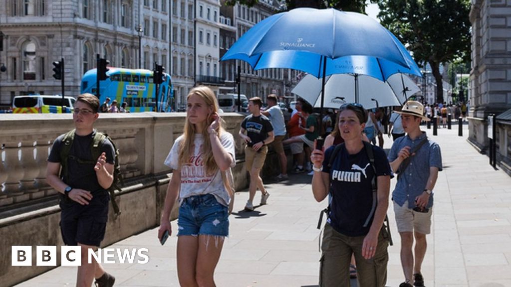 UK heatwave sees temperatures above 40C for first time