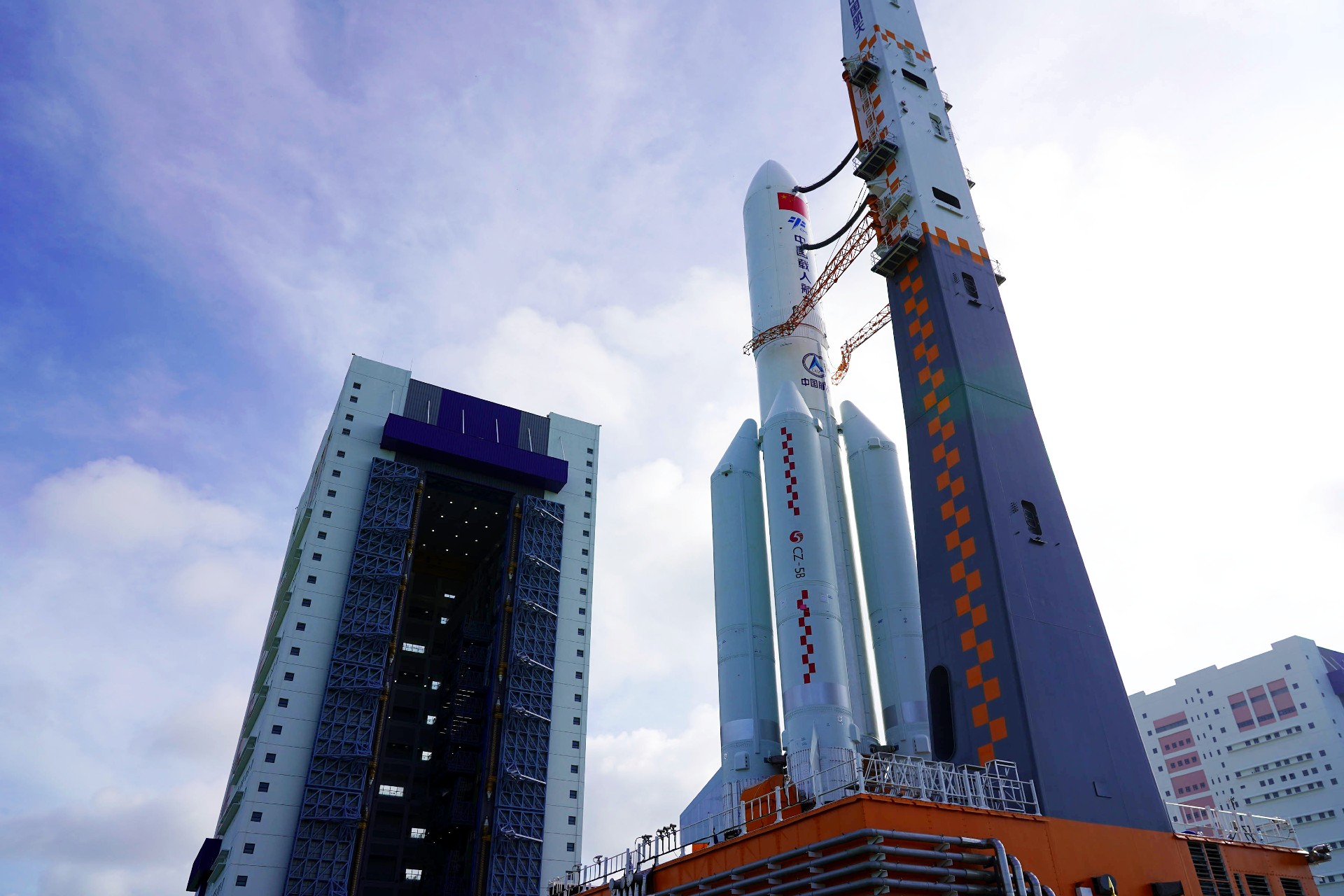 China rolls out rocket to originate Wentian module for Tiangong home location