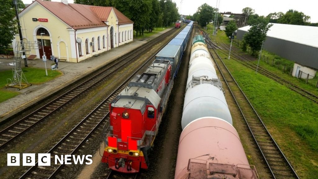 Kaliningrad row: Lithuania resumes transporting items to Russian exclave