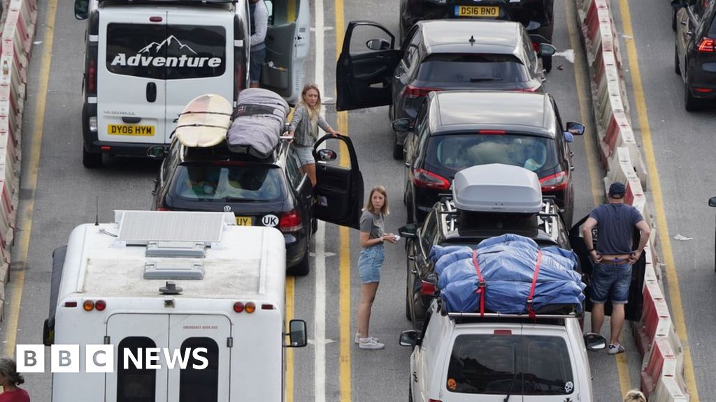 Dover and Eurotunnel queues: Gridlock persists for travellers to France