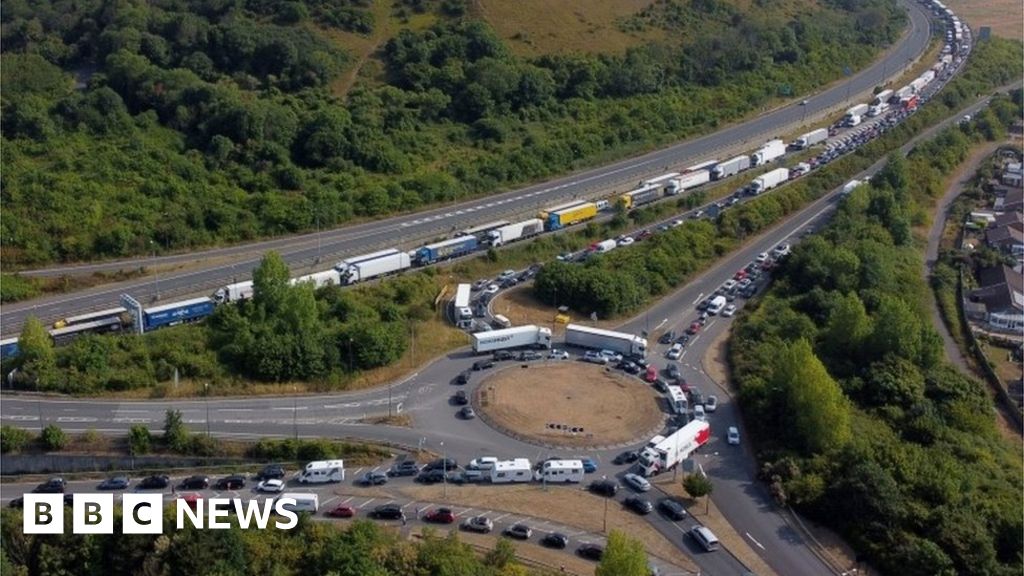 Eurotunnel queues: AA says vacation gridlock easing