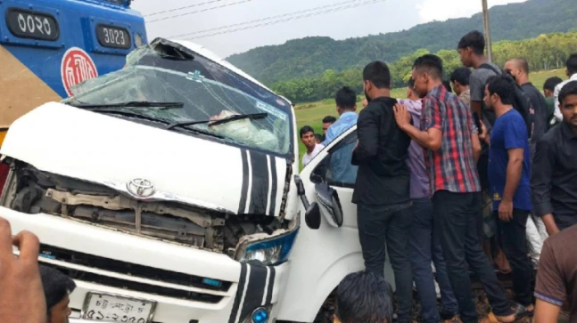 11 unimaginative, 5 injured after practice rams into microbus at railway crossing in Bangladesh