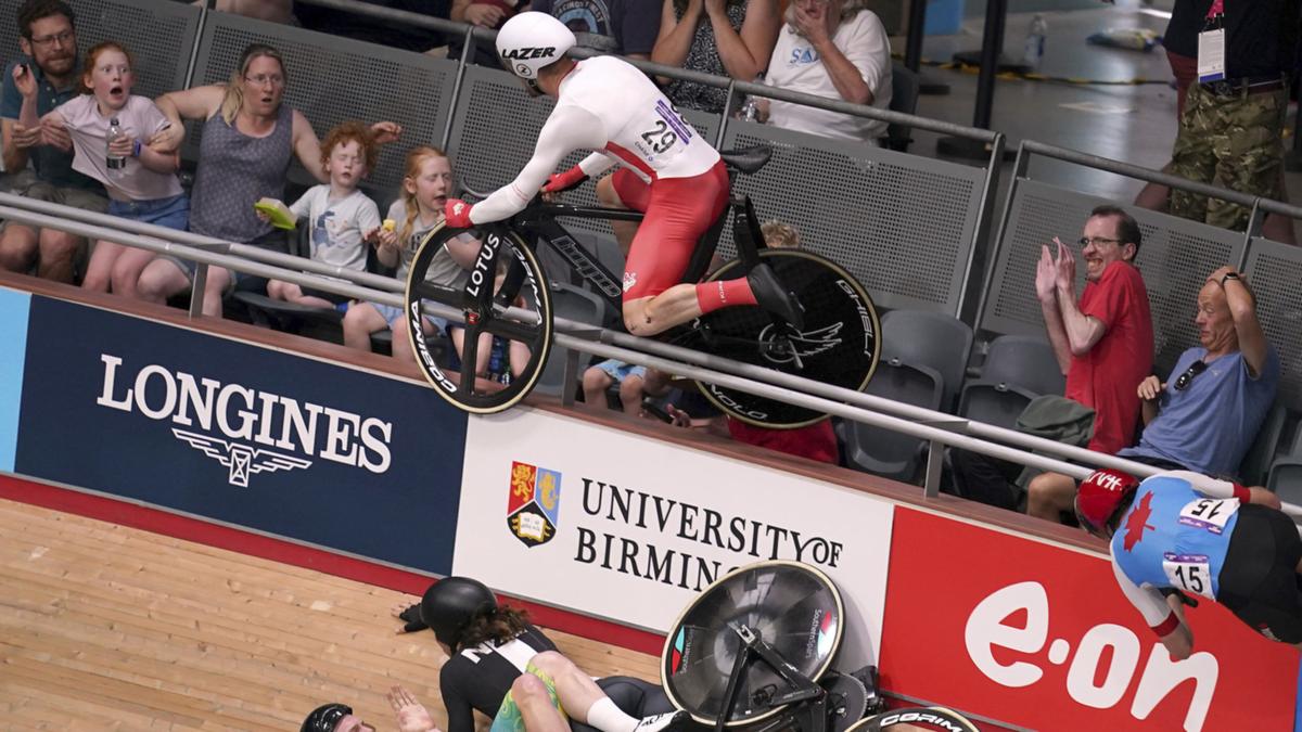 Ogle video of bicycle owner Matt Partitions trot flying into the crew after a serious crash at the Males’s cycling at the Commonwealth Games velodrome