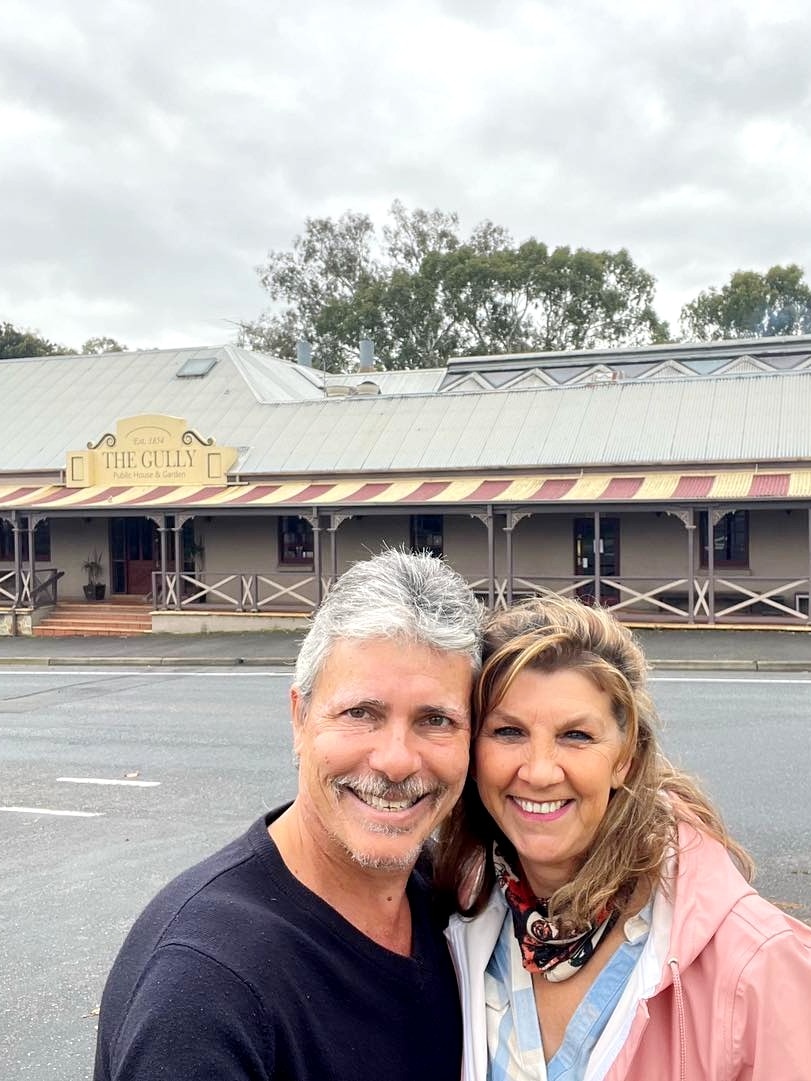 Couple boost the bar with opinion to own a drink at each and each watering hole in Australia on eight-one year pub shuffle