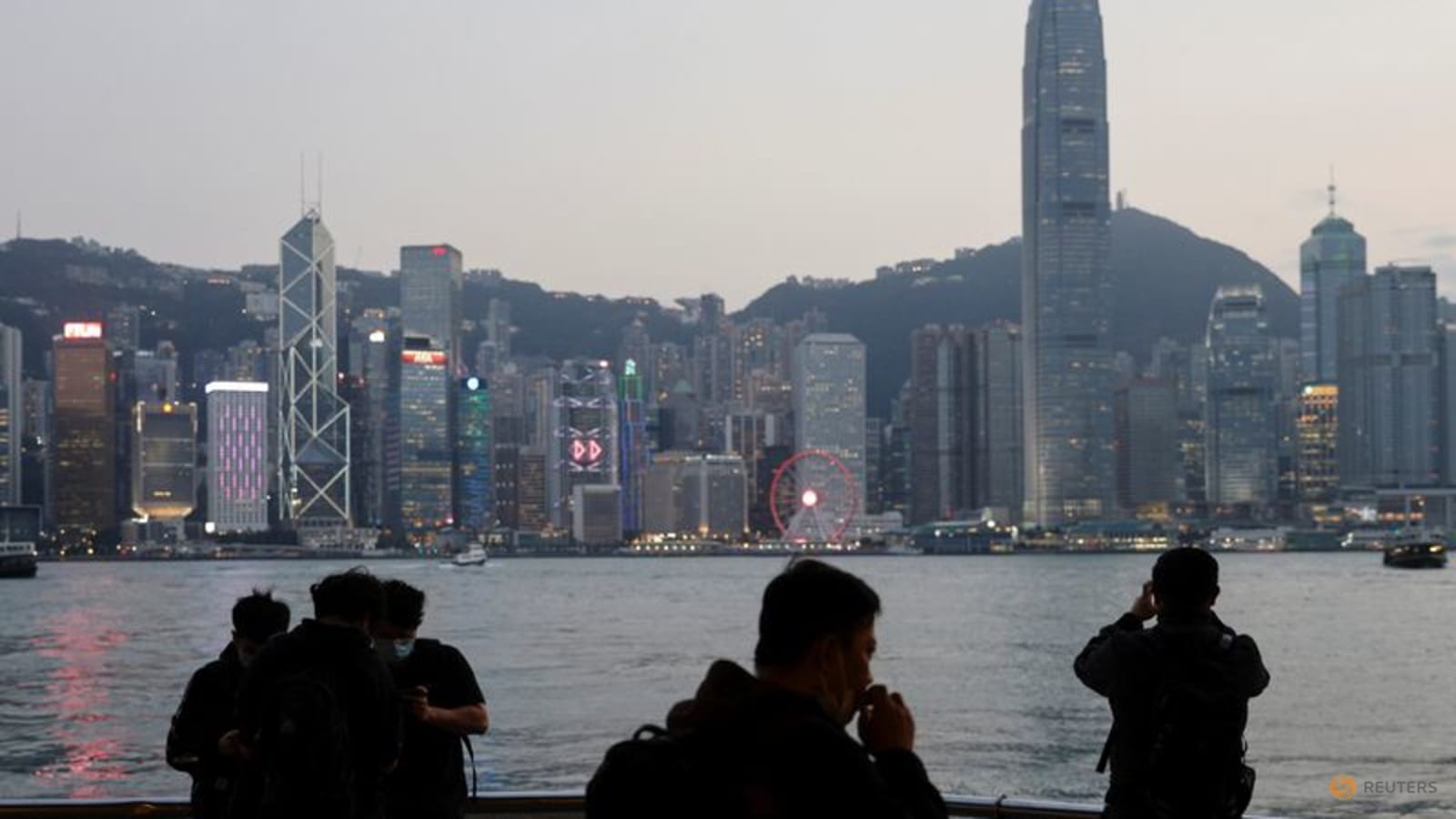 Diagnosis-Hong Kong’s cheap funding window shrinks as banks in spite of the total lot feel money tighten