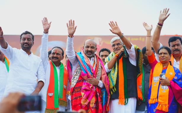 BJP guarantees sops to weavers if voted to energy in Telangana