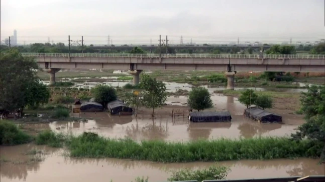 Of us pressured to Delhi streets after Yamuna river floods houses in low mendacity areas