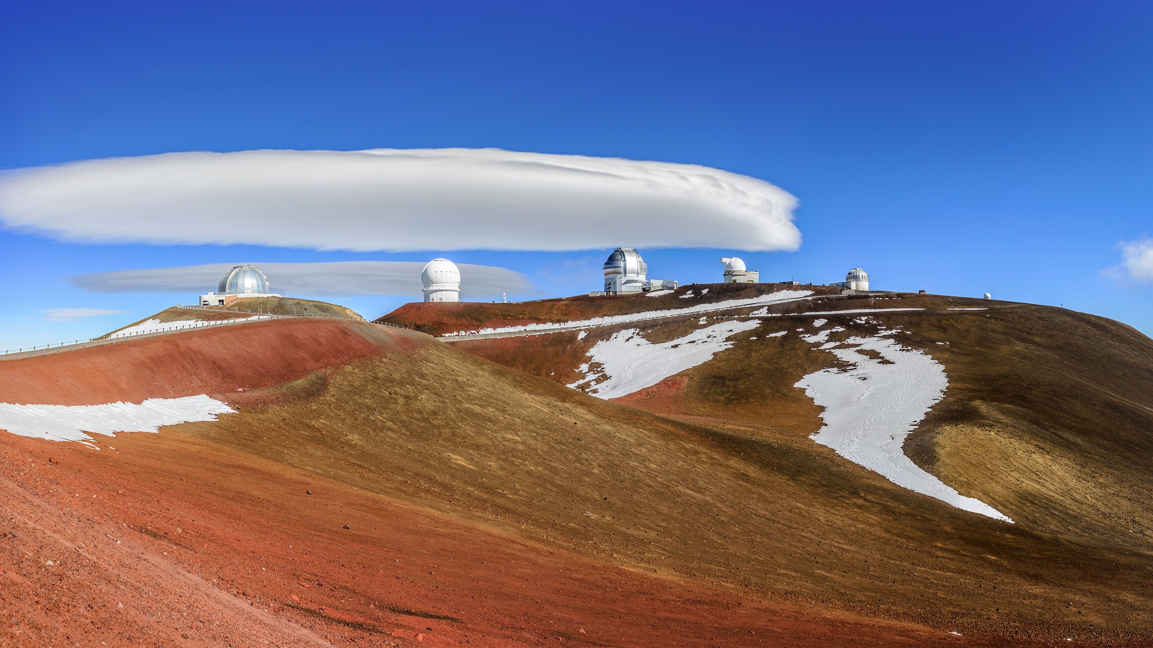 Flying saucer-formed cloud floats above Hawaiian telescopes (photo)